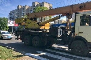 У Луцьку автокран збив маму з коляскою на переході: дитину госпіталізували