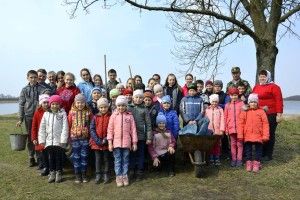 Десант юннатів зібрав 20 мішків сміття в урочищі Мокошин (фото)