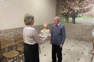 У громаді на Волині освітяни зворушливо привітали колегу-ветерана (Фото)