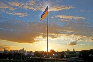 Через негоду в Києві на 10 метрів приспустять головний прапор України