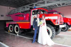 До шлюбу — ​на… пожежній автоцистерні (Фото)