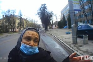 Пенсіонерка у Рівному вийшла на дорогу й перегородила проїзд маршрутці