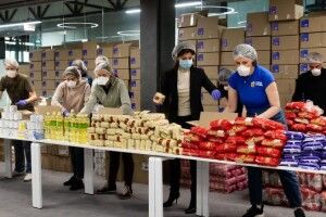 Тисячі продуктових наборів від Фонду Порошенка відправлені пенсіонерам 
