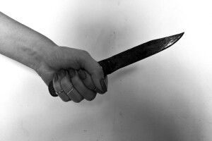 Львів'янка зарізала знайомого, який вимагав від неї сексу, а потім зізналася у скоєному священнику