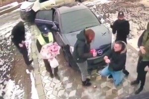 Українець оригінально освідчився своїй коханій: допомогли «копи» (Відео)