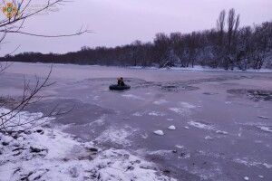 Зимові забавки закінчилися трагедію: двоє дітей провалилися під кригу (Фото) 