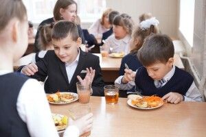 Безплатне харчування для всіх учнів: скільки шкіл на Волині досі не готові