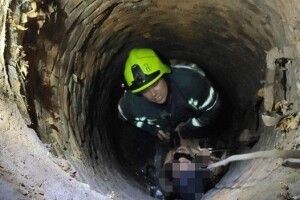 Бійцям ДСНС довелося рятувати дівчину, яка впала в каналізаційний колодязь, а також хлопця, який поліз її визволяти