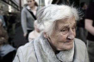 Весь у крові: бабуся побила злодія, який вкрав у неї сумку (Фото)