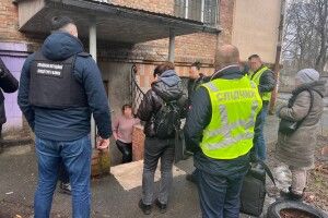Придушували і обмотували скотчем: виховательки катували малюків у корекційному дитсадку