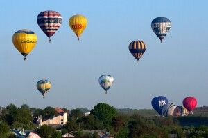 У Кам'янці-Подільському на фестивалі впала повітряна куля з людьми (ФОТО)