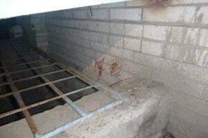Луцького безхатька знайшли мертвим у підвалі «малосімейки», в якій він колись жив