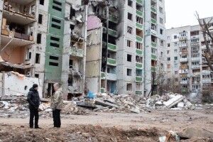 Порошенко привіз у Чернігів генератори, продукти, ліки і закликав підтримати відновлення міста