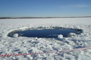 Щоб врятувати 11-річну дівчину з води, чоловік кригу розбивав руками