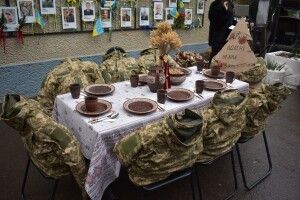 «В полоні немає свят»: у місті на Волині накрили «різдвяний стіл» для військовополонених та зниклих безвісти 