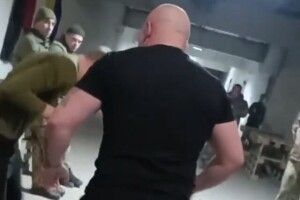 Лейтенант відлупцював ногами у казармі строковика на Житомирщині (Відео)