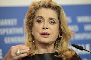 Катрін Деньов повезе з собою в Париж насіння українських помідорів