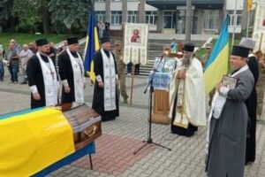 Відспівували шестеро священників: на Рівненщині попрощалися з полеглим Воїном