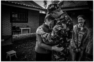 Історія одного фото: вчитель з Маневиччини прощається  з мамою та сестрою перед тим, як поїхати на війну