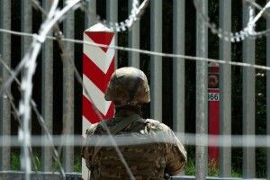 «Потрібно просто стріляти»: гучна заява кандидата у президенти Польщі щодо мігрантів