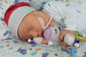 Новонароджені синочки і донечки зустріли своїх матусь... в образі маленького Санти (Фото)