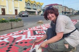 У Ковелі пам’ятник Шевченку одягнули у велику вишиванку і створили на бруківці орнамент