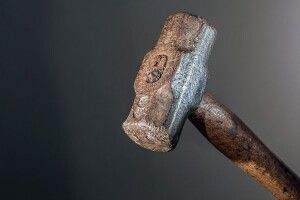 Через ревнощі чоловік побив молотком знайомого