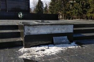 У Луцьку на Меморіалі невідомі відбили шматок плити