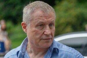 Суркісу-старшому дозволили виїхати з України, але годинники вивезти не дали