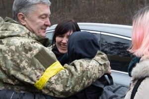 206-й батальйон тероборони разом з подружжям Порошенків в Ірпіні евакуюють місцевих жінок і дітей (Фото)