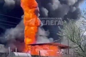 На росії спалахнув склад палива у Ставрополі: у небо здіймаються язики полум’я (Відео)