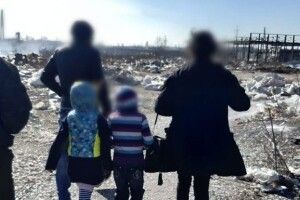 Проживали у халабуді: біля сміттєзвалища виявили родину з двома малолітніми дітьми