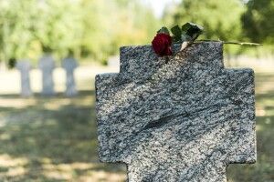 Лежала на могилах: на Волині школярка влаштувала фотосесію на кладовищі