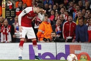 Один з найкращих півзахисників світу поцілував шматок хліба, яким у нього кинули уболівальники (Відео)