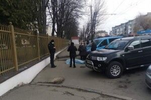 Біля обласної лікарні раптово помер чоловік