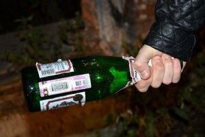 На Волині молодик побив розбитою пляшкою трьох людей