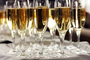 Кабмін постановив дерти з українців додаткові 20 гривень за кожну пляшку шампанського