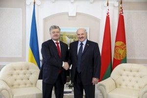 Порошенко потис руку Лукашенку й заявив, що довіряє тому на всі 100%