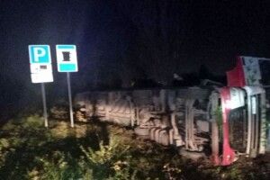 На виїзді із Нововолинська на Володимир перекинулася вантажівка (Фото)