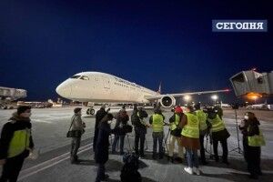 Китайська вакцина Sinovac прибула в Україну