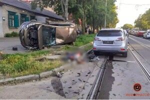 Аби врятувати постраждалих, перехожі самостійно підняли перевернуте через ДТП авто (Відео)
