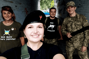 Військова медсестра з Рівненщини показує, як оздоблювати одяг вибиванкою