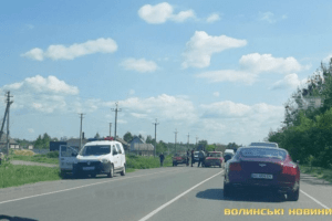 Біля Луцька утворився великий затор через подвійну ДТП (Фото)