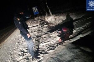 Патрульні врятували двох волинян, які замерзали в снігові (Фото)