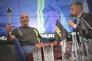 У Києві Майку Тайсону вручили булаву