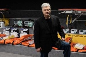 Порошенко з волонтерами купив обладнання для машин швидкої допомоги, які рятуватимуть бійців на фронті (Фото, відео)