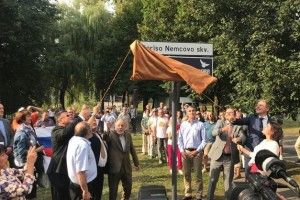 У Вільнюсі прямісінько перед посольством РФ відкрили сквер імені Бориса Нємцова