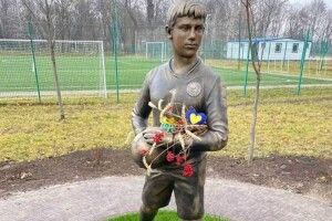 Юний футболіст Степан Чубенко, якого закатували загарбники, постав у бронзі