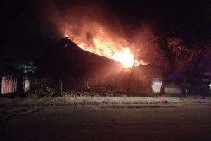На Старицького у Рівному цієї ночі горіла хата (фото)