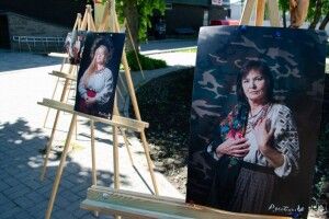 Волинянка вдягнула в старовинний одяг переселенців